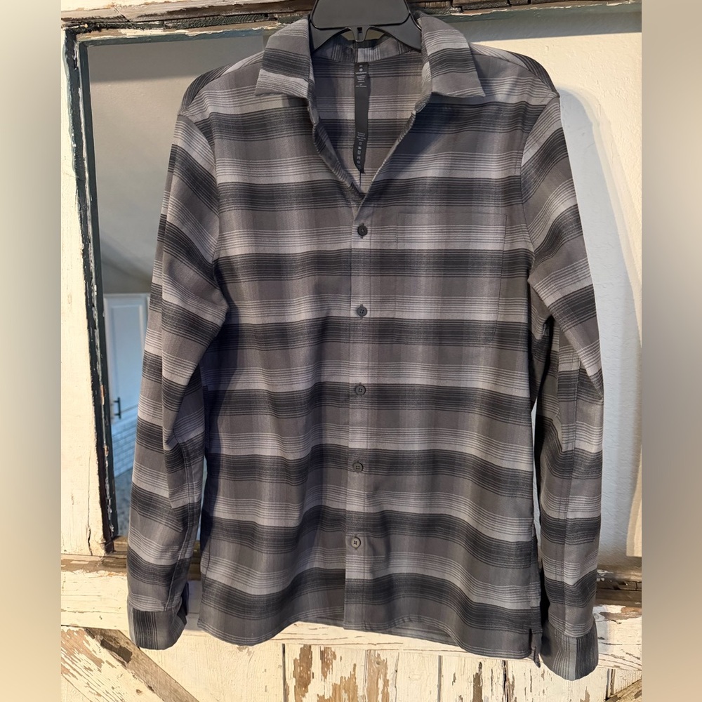 🔥 Men’s Lululemon Gray Plaid Button-Down Shirt – Size M, Soft & Stylish!